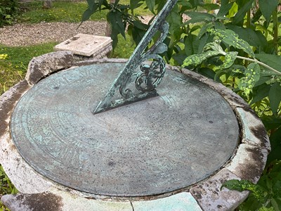 Lot 21 - The ‘Hampton Court’ sundial