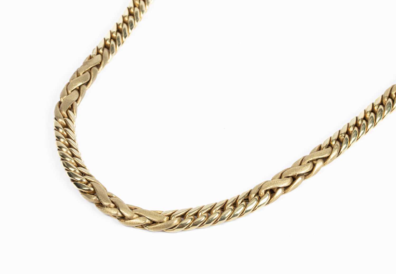 Lot 392 - A 14k gold chain link necklace