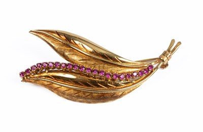 Lot 393 - An 18ct gold leaf brooch