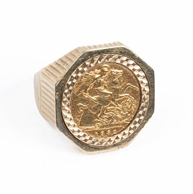 Lot 370 - A 1982 half-sovereign mounted in a ring