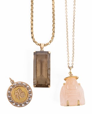 Lot 377 - A 14K gold smoky quartz pendant on a 14K gold chain