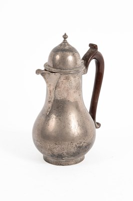 Lot 321 - An Edwardian silver hot water jug