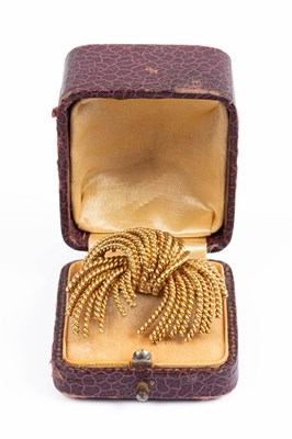 Lot 402 - An 18ct yellow gold brooch