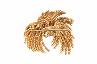 Lot 402 - An 18ct yellow gold brooch