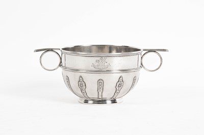 Lot 315 - An Edwardian silver porringer