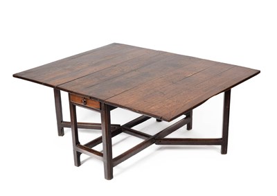 Lot 501 - An oak gateleg table