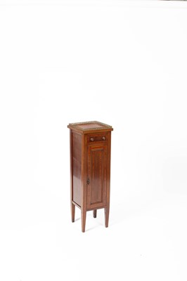 Lot 475 - A mahogany pedestal cabinet