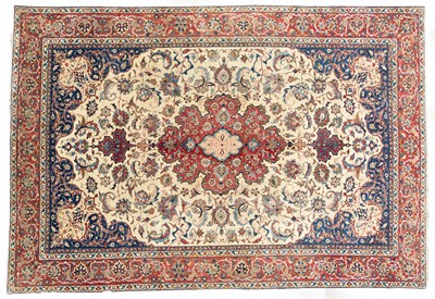 Lot 633 - An Isfahan carpet