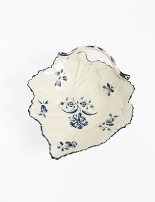 Lot 738 - A Worcester leaf-shaped dish