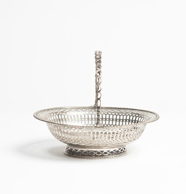 Lot 113 - A George III silver sweetmeat basket