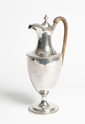 Lot 115 - A George III silver claret jug