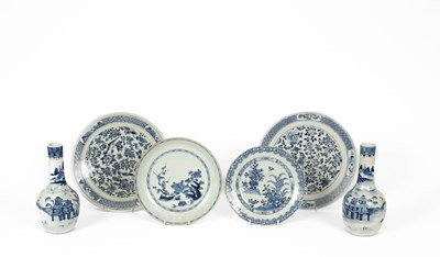 Lot 571 - A Chinese blue and white saucer dish