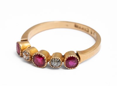 Lot 221 - An 18ct gold ruby ring