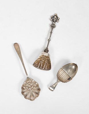 Lot 70 - A George III silver caddy spoon of acorn form