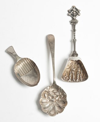 Lot 70 - A George III silver caddy spoon of acorn form