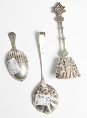 Lot 70 - A George III silver caddy spoon of acorn form