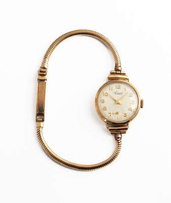 Lot 321 - A 9ct gold cased Accurist cocktail watch