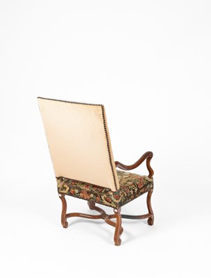 Lot 182 - A Régence walnut armchair