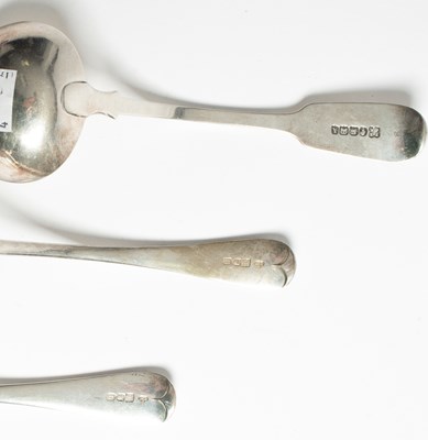 Lot 94 - A set of six Edwardian silver teaspoons and the matching tongs