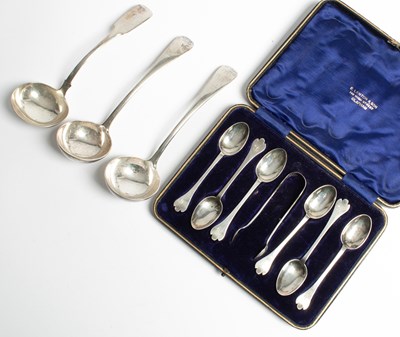 Lot 94 - A set of six Edwardian silver teaspoons and the matching tongs