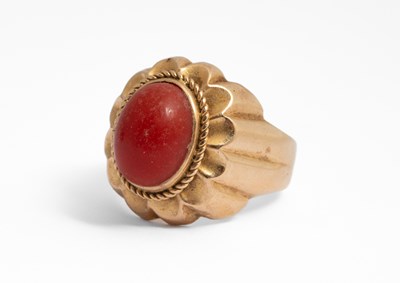 Lot 257 - An 18k yellow gold and coral dress ring