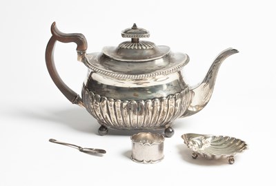 Lot 91 - A George III silver teapot