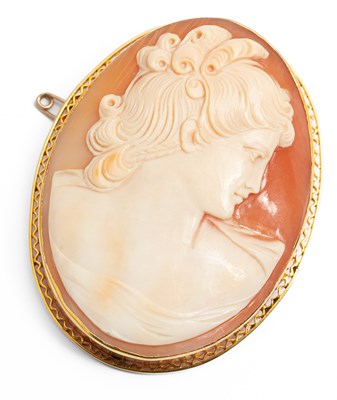 Lot 261 - A 20th Century shell cameo brooch