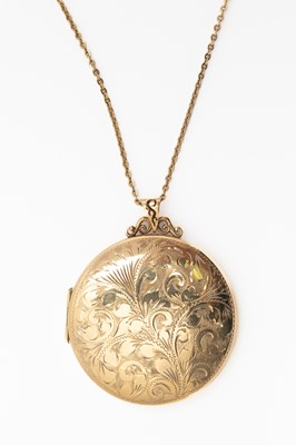 Lot 263 - A 9ct gold circular locket