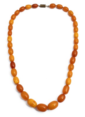 Lot 286 - A graduated amber bead necklace