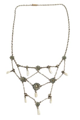 Lot 289 - A plique-à-jour necklace