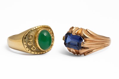 Lot 143 - A Portuguese 19k yellow gold chrysoprase ring