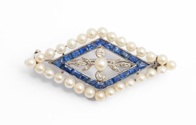 Lot 170 - A Edwardian style pearl, sapphire and diamond lozenge brooch