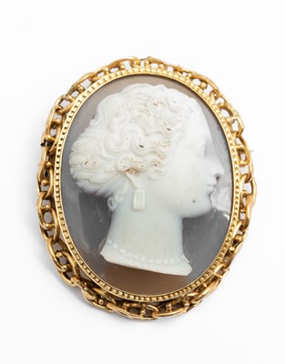 Lot 183 - A yellow metal and banded agate cameo brooch