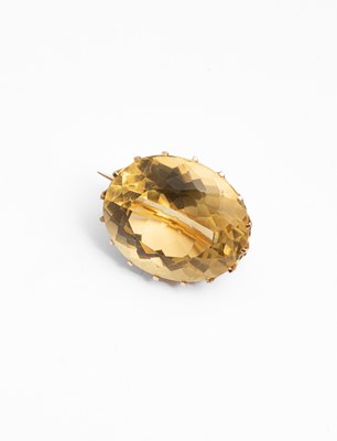 Lot 188 - A yellow metal and citrine oval brooch