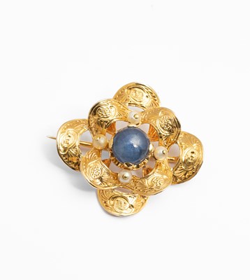 Lot 190 - A Portuguese 19k yellow gold sapphire and pearl brooch