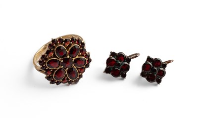 Lot 192 - A yellow metal and garnet flowerhead cluster ring