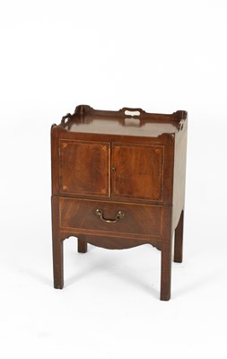 Lot 742 - A Georgian mahogany bedside commode