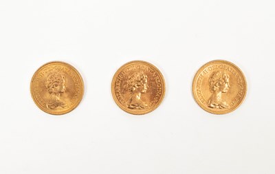 Lot 352 - Three 1974 full sovereigns