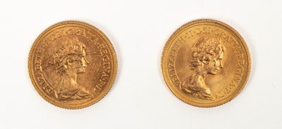 Lot 358 - Two 1974 full sovereigns