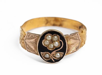 Lot 225 - A William IV yellow gold, black enamel and seed pearl mourning ring