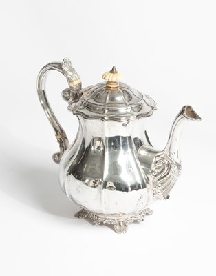 Lot 58 - A George IV Irish silver teapot
