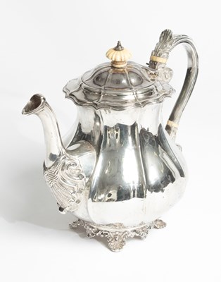 Lot 58 - A George IV Irish silver teapot