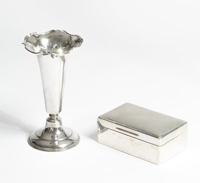 Lot 46 - An Edwardian silver trumpet vase and box