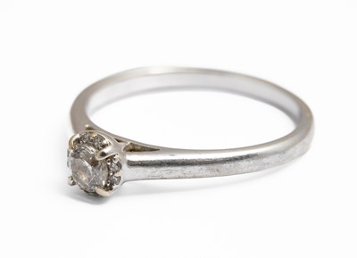 Lot 287 - A diamond solitaire ring