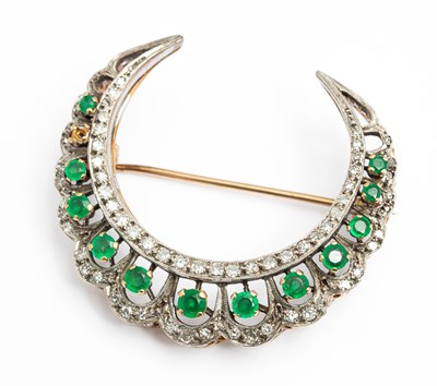 Lot 232 - An emerald and diamond crescent brooch