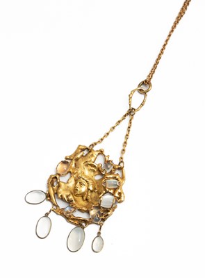 Lot 272 - An Art Nouveau gold and moonstone pendant necklace