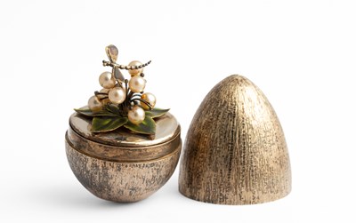 Lot 96 - A Stuart Devlin silver surprise egg