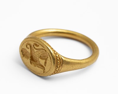 Lot 256 - An early high carat yellow gold intaglio seal ring