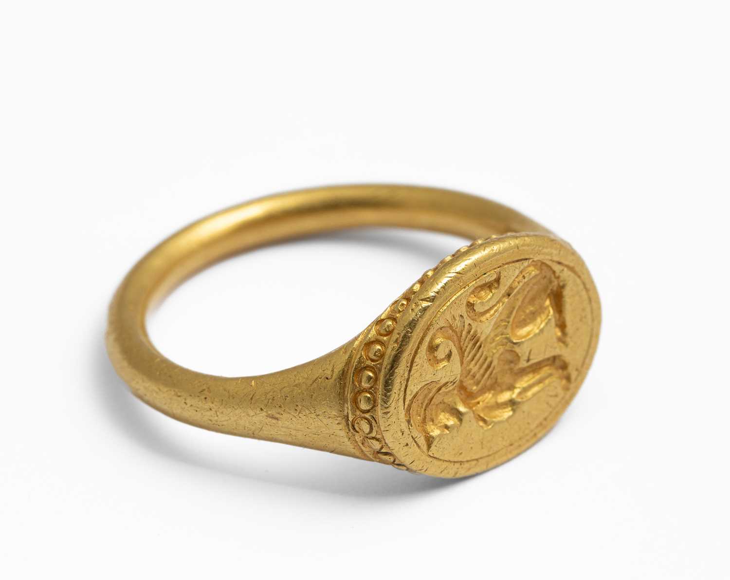 Lot 256 - An early high carat yellow gold intaglio seal ring