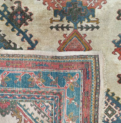 Lot 431 - An Ushak carpet